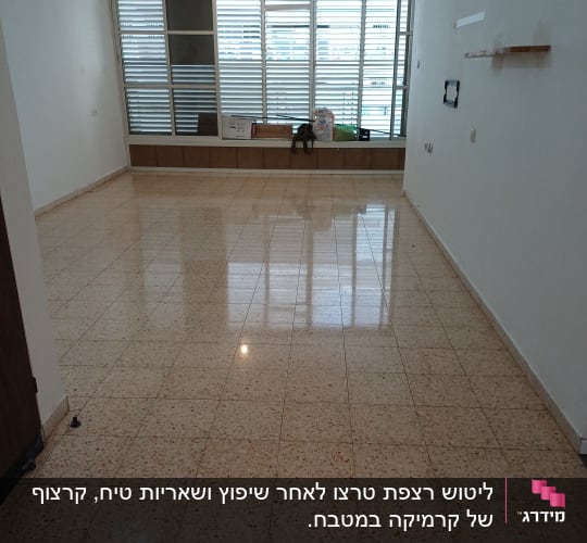 רצפה נקייה ומבריקה בחדר ריק עם חלונות